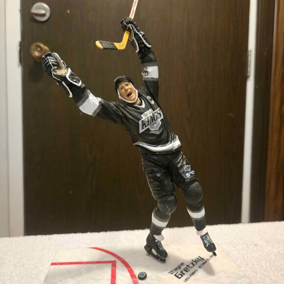 Wayne Gretzky McFarlane NHL Legends Figure & Hockey Hall of Fame Puck Set - Picture 2 of 6